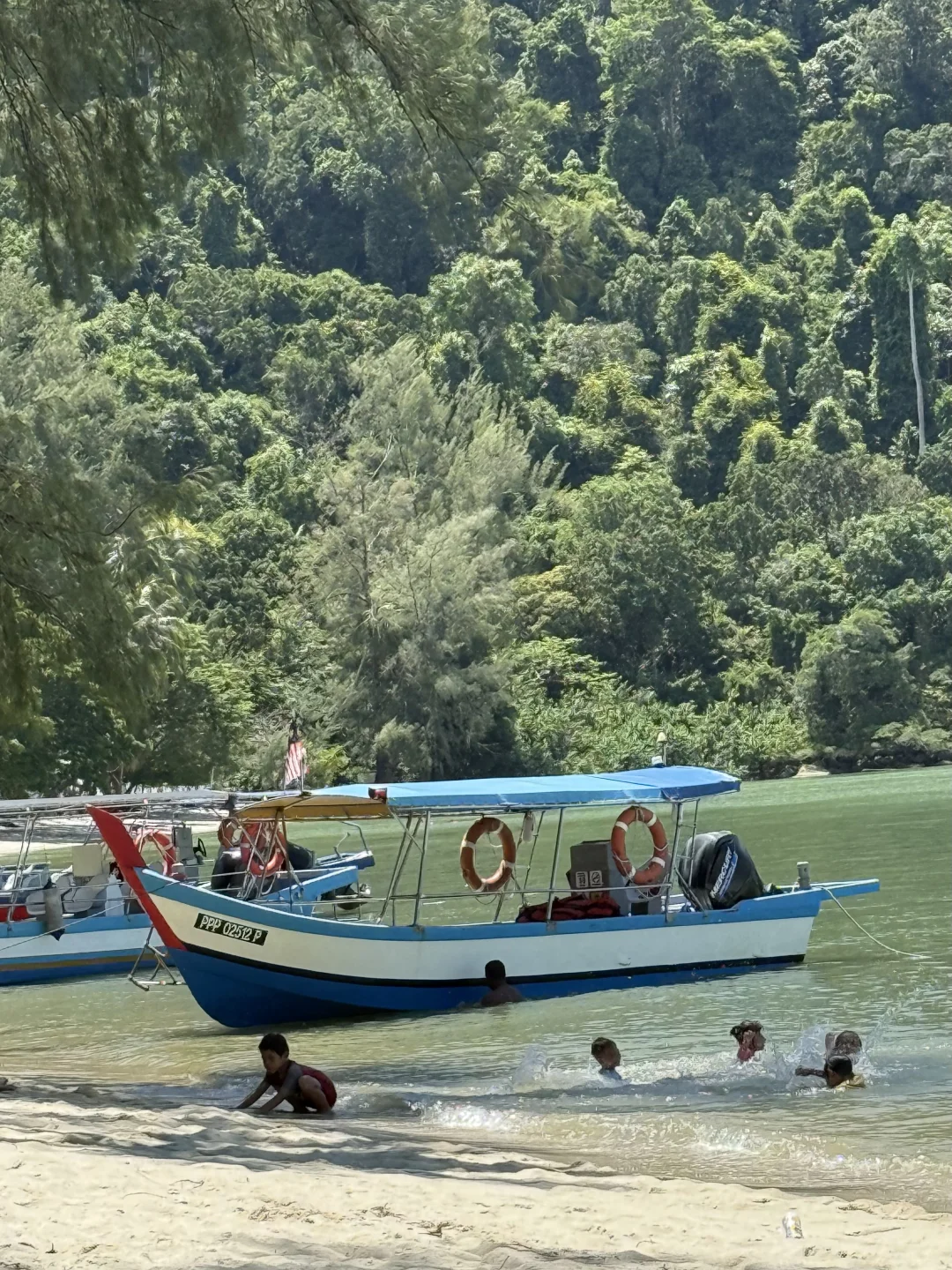 在Monkey Beach享受阳光