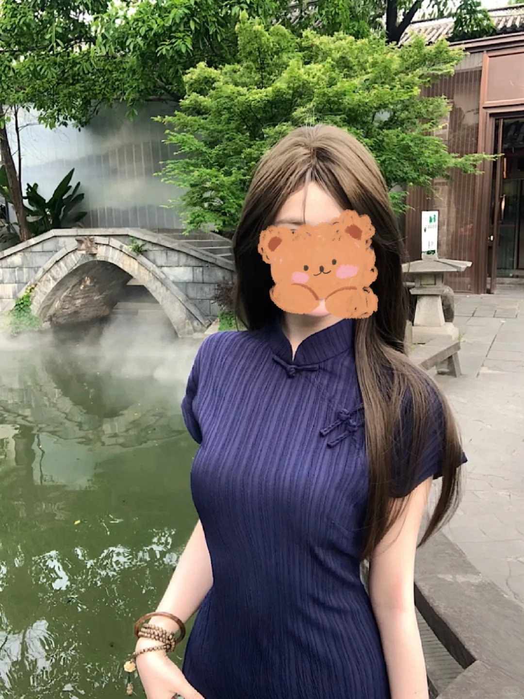 深蓝竖纹旗袍，古韵中的摩登倩影