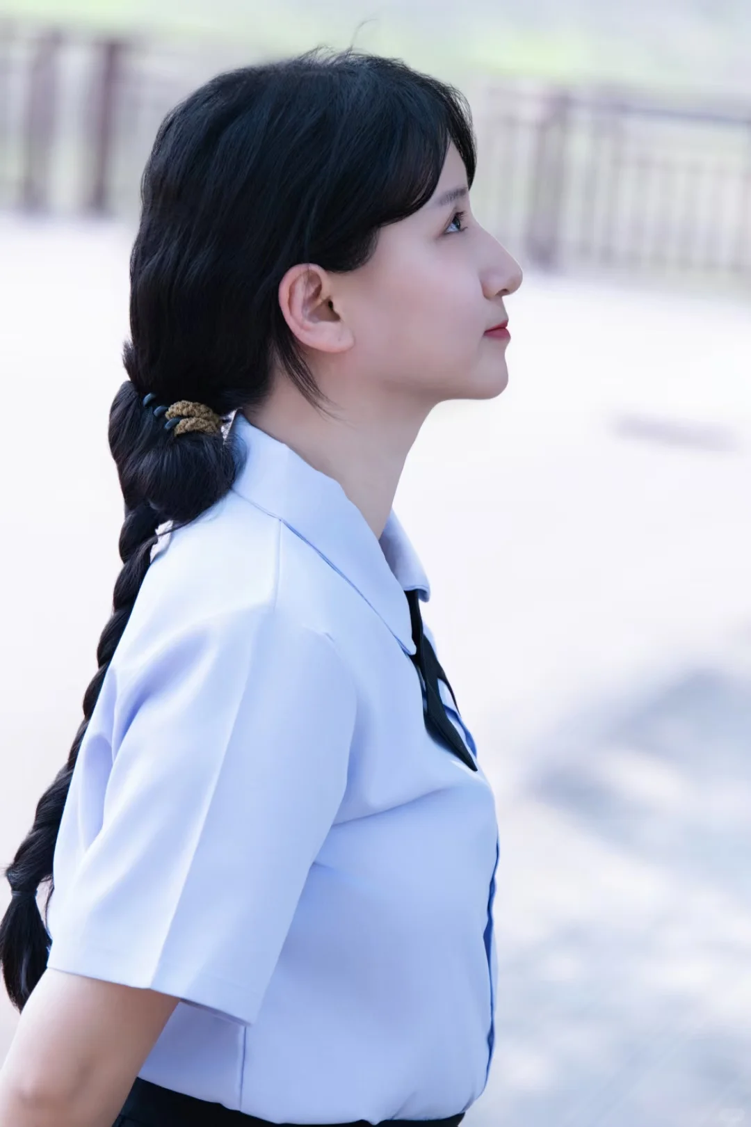 女摄影师蹲洛阳有表现力/或漂亮的互勉模特