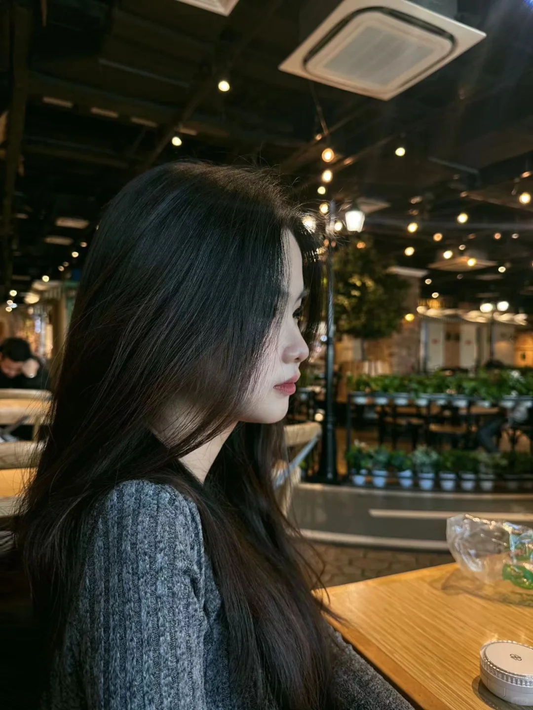 美女的绝美侧颜杀啊啊啊～