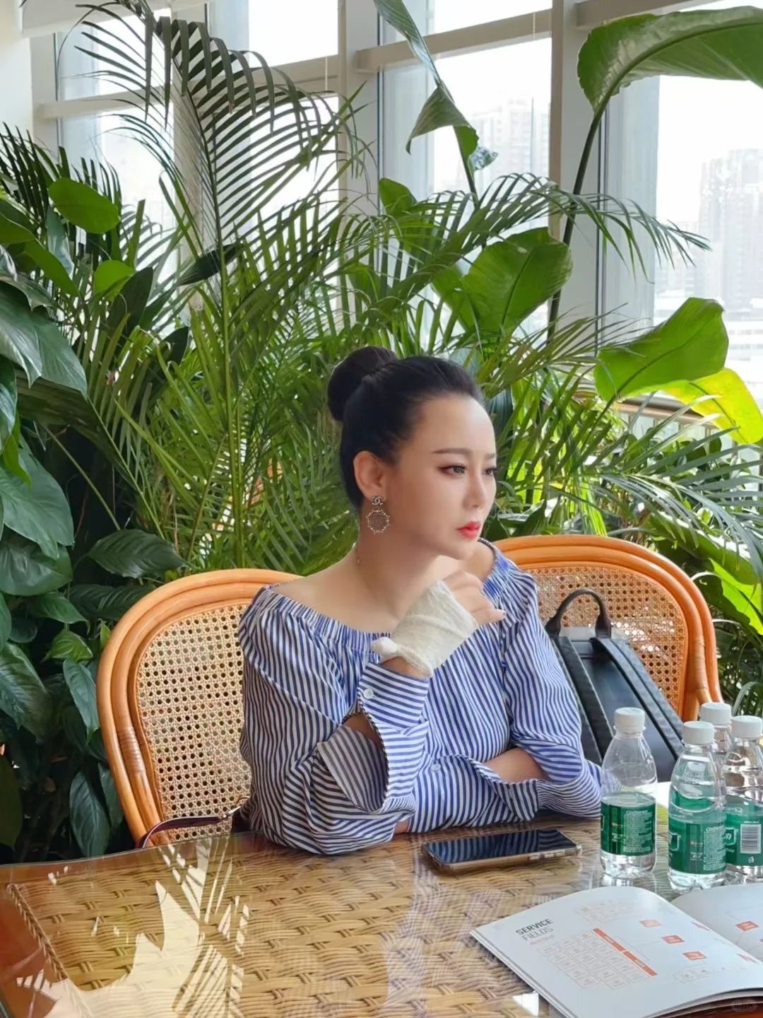 又是洽谈业务的一天，谁说女人就得相夫教子