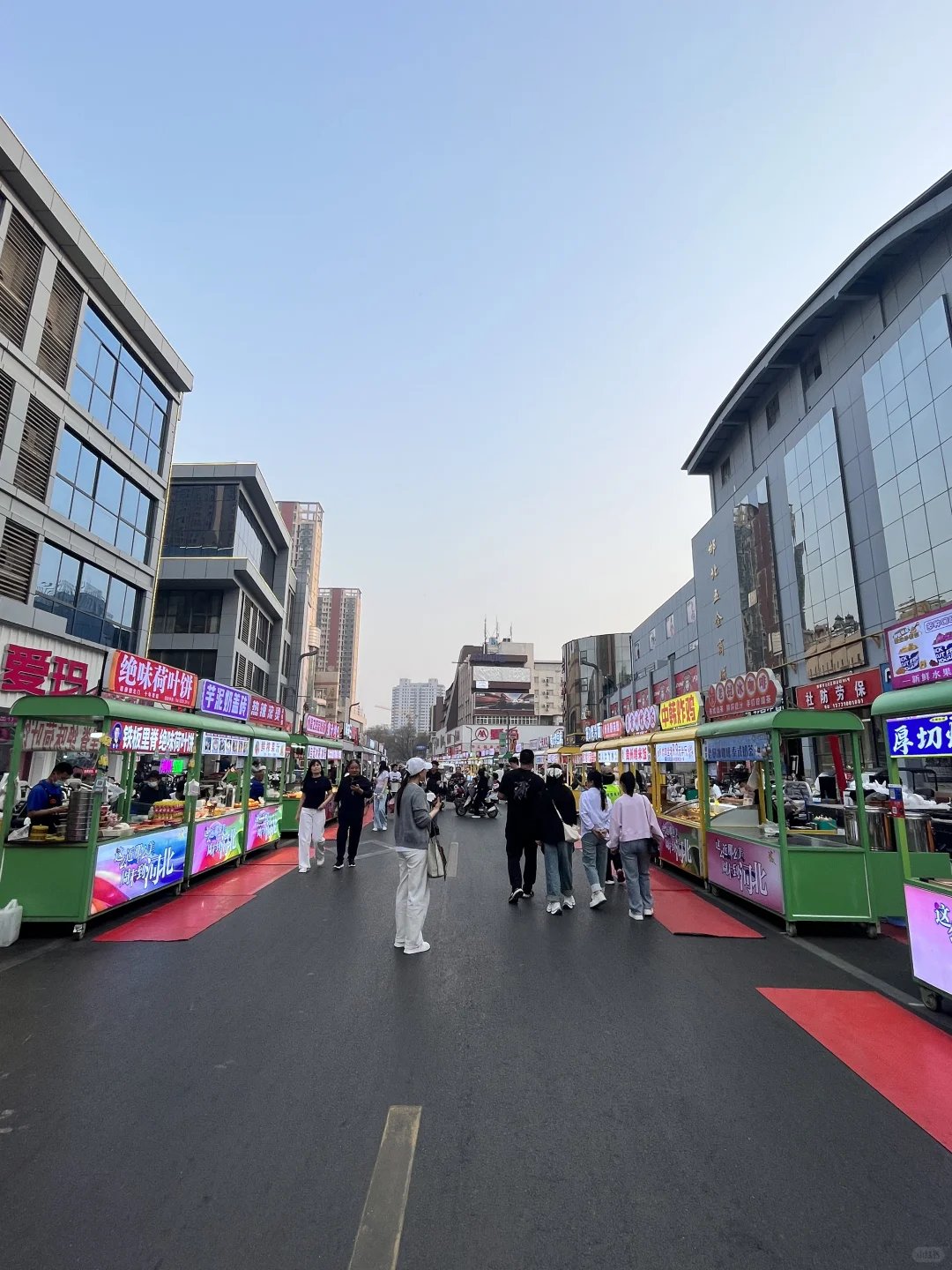 租个电动车去夜市逛一下