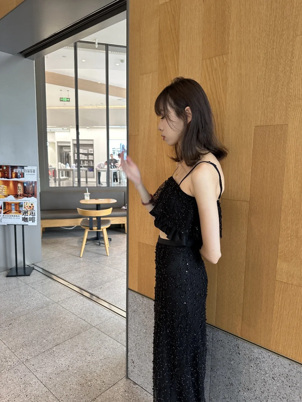 这件黑色蕾丝吊带，时尚感拉满