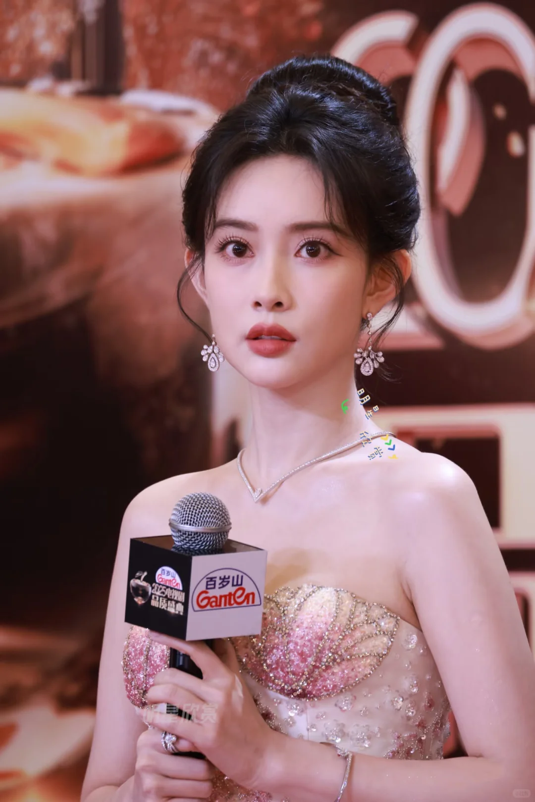 孟子义 眉如远山含黛，静绽东方优雅