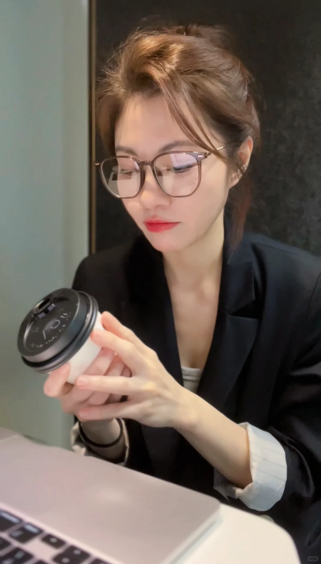老板：来开会能正经一点吗？
