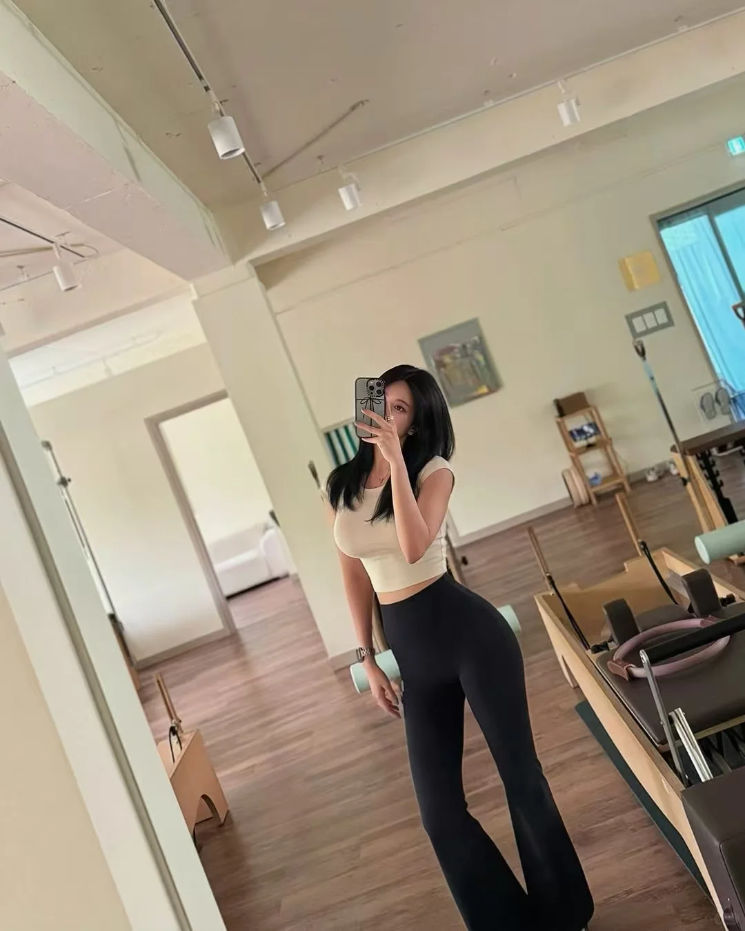 现在超级喜欢自己的身材比例，近乎完美哈哈