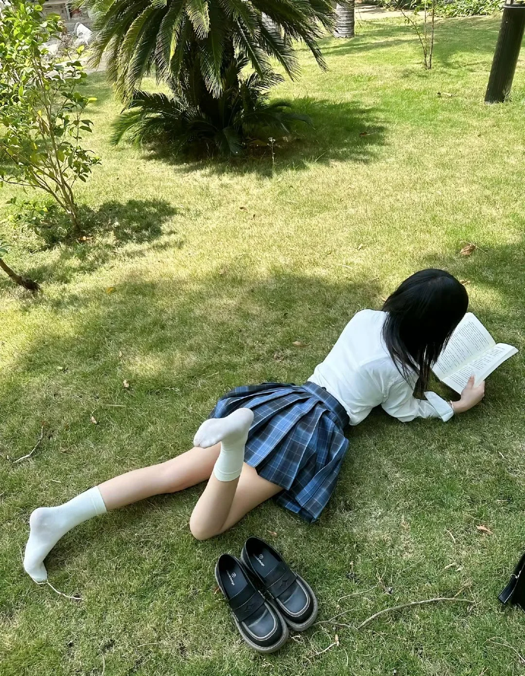 躺草地里吹风好舒服啊