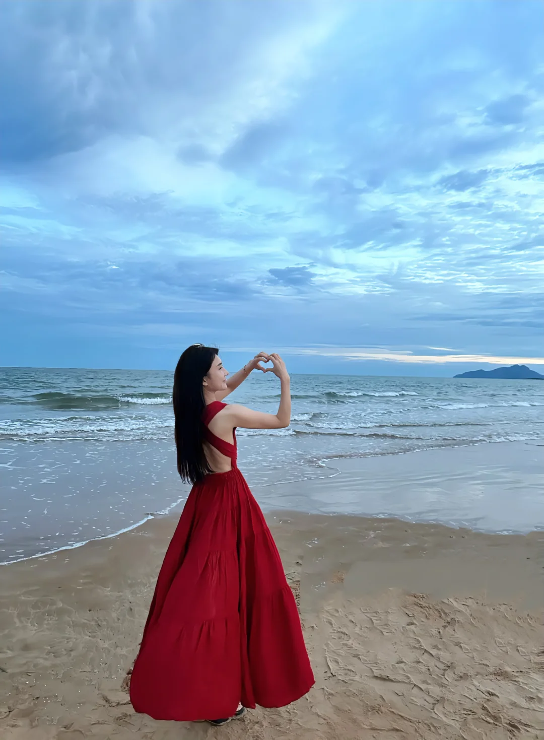 去海边拍照总要准备一条红裙吧！国庆去青岛