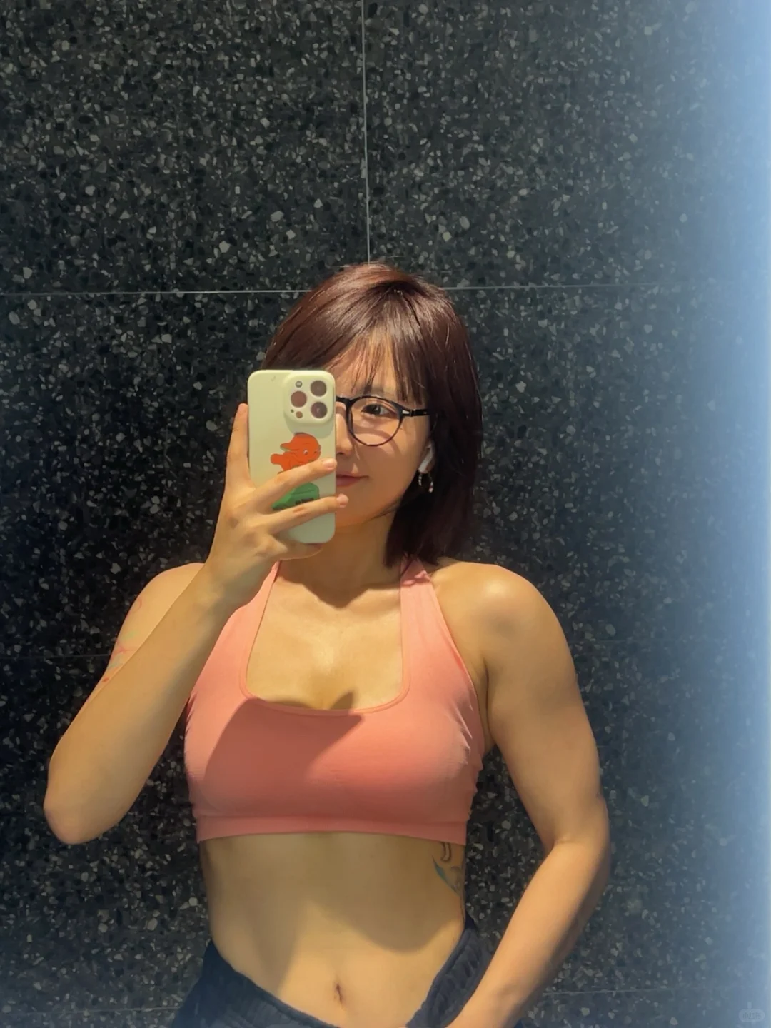 来健身房拍照了