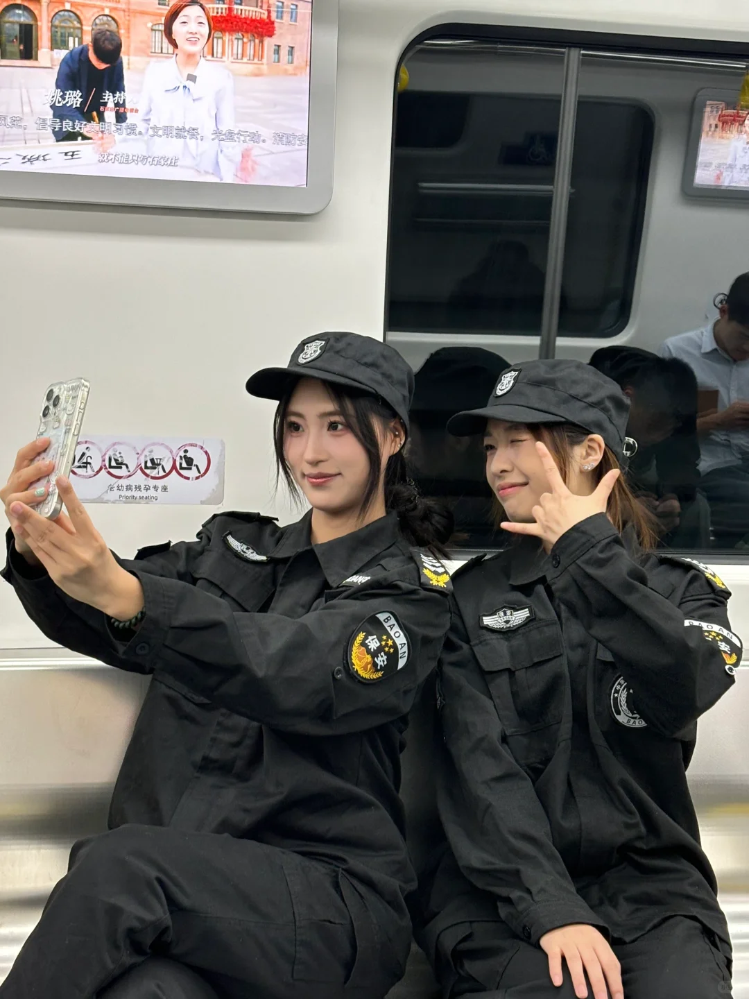 地铁安检员真的适合女孩子