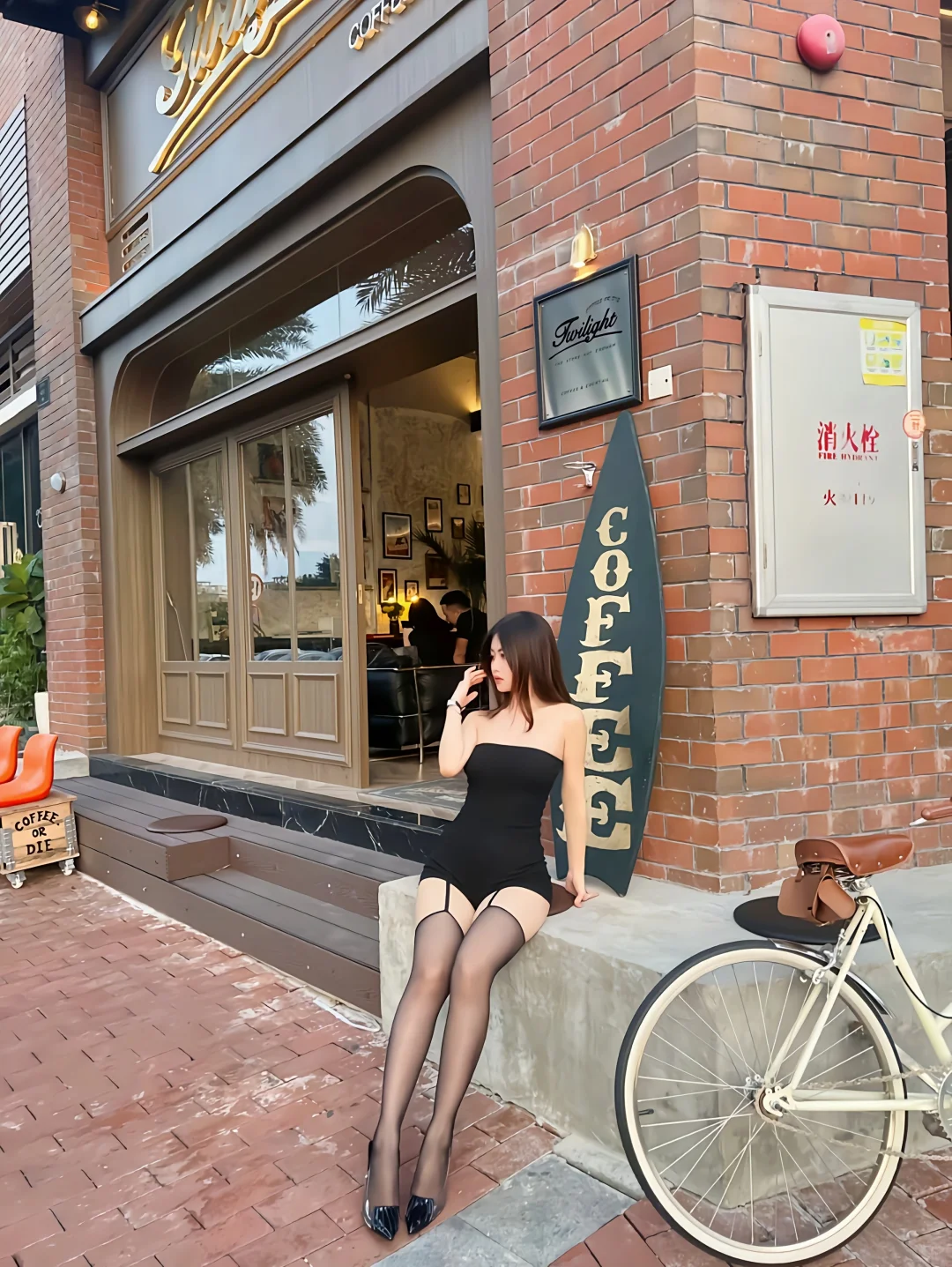 OOTD｜抹胸连体，街角咖啡店的性感氛围