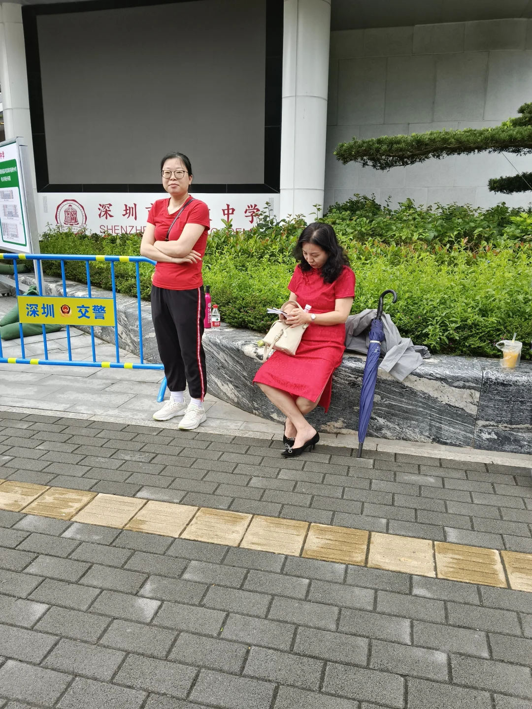 高考场外焦急等待的美女妈妈们🥰