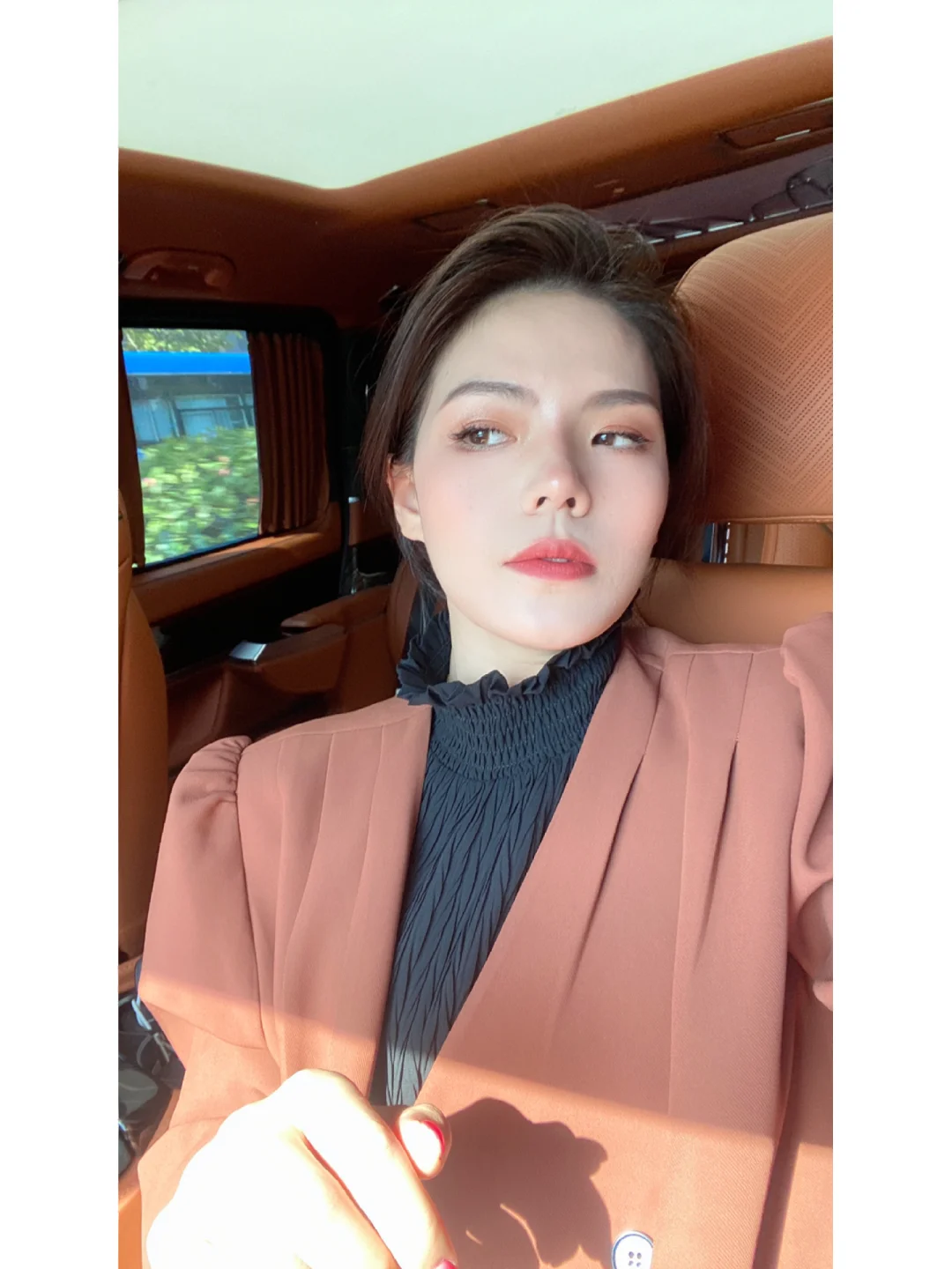 姐妹们！图片的脸型怎么调整会高级？？