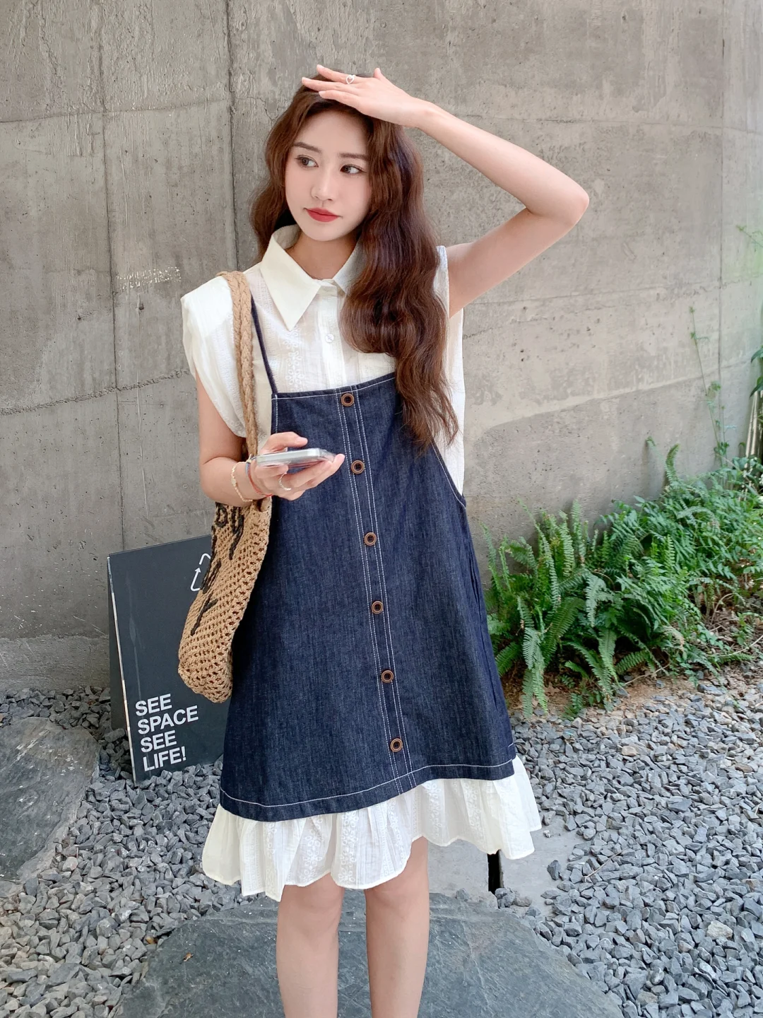 牛仔背带裙+白衬衫，夏日清新甜美风一键解