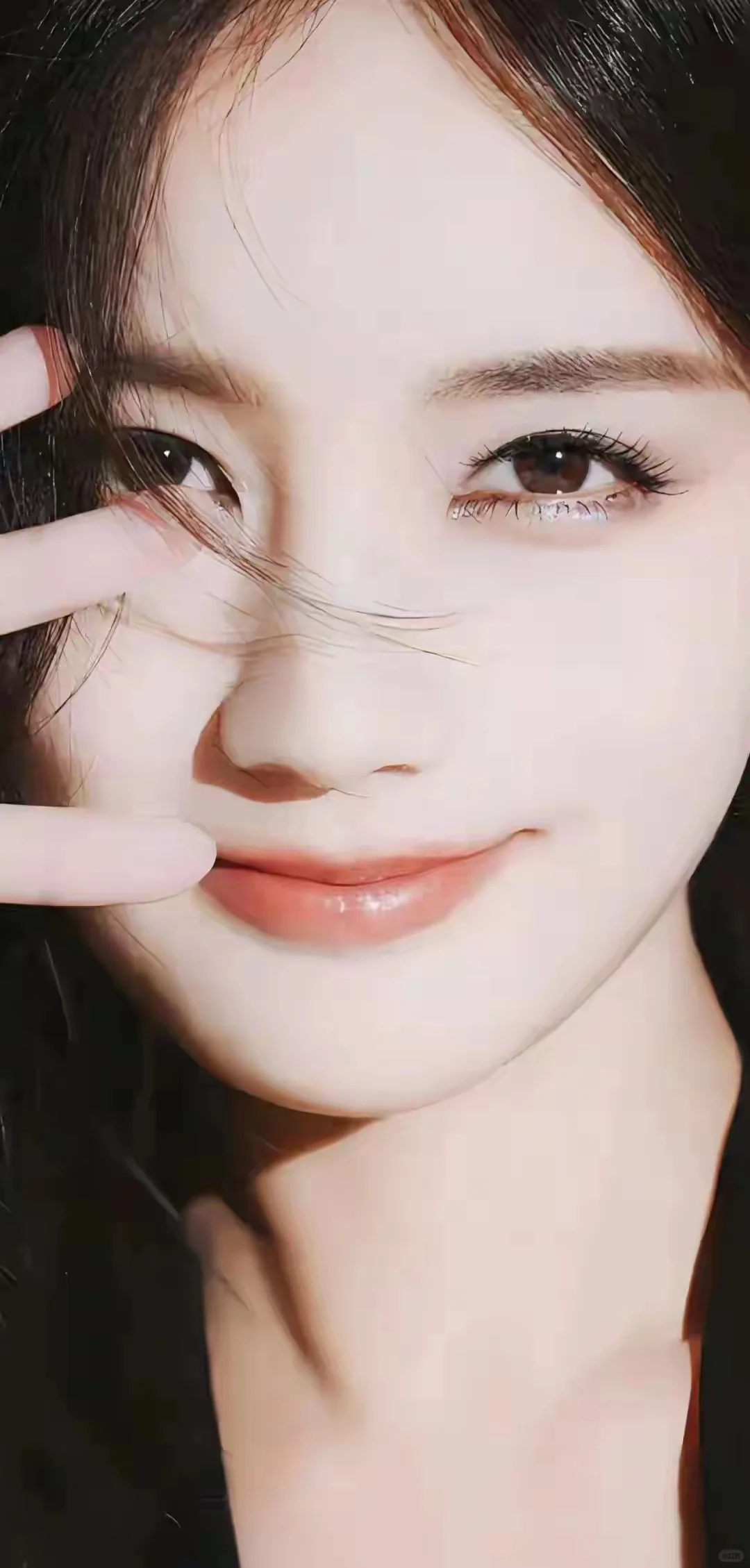 李一桐的写真集里，每一帧都绽放着独特魅力