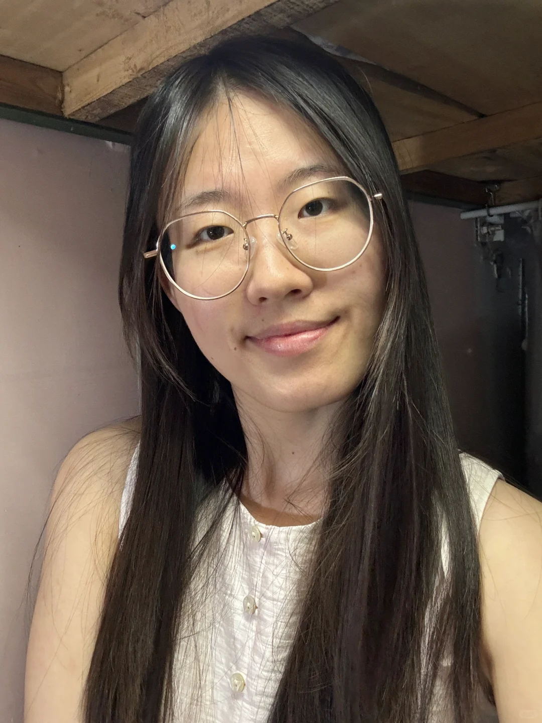 女大素颜照 宿舍灯光好黄呜呜
