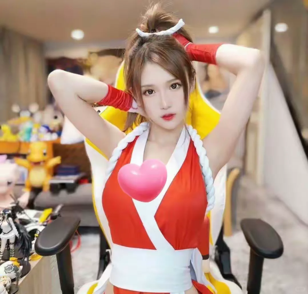 走路摇COS火舞，穿白丝手拿折扇，身材绝佳