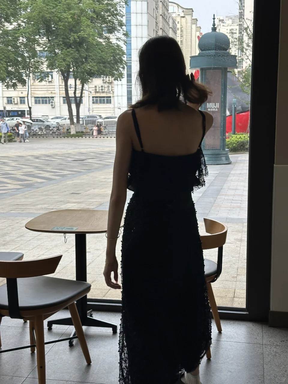 这件黑色蕾丝吊带，让我秒变氛围感美女