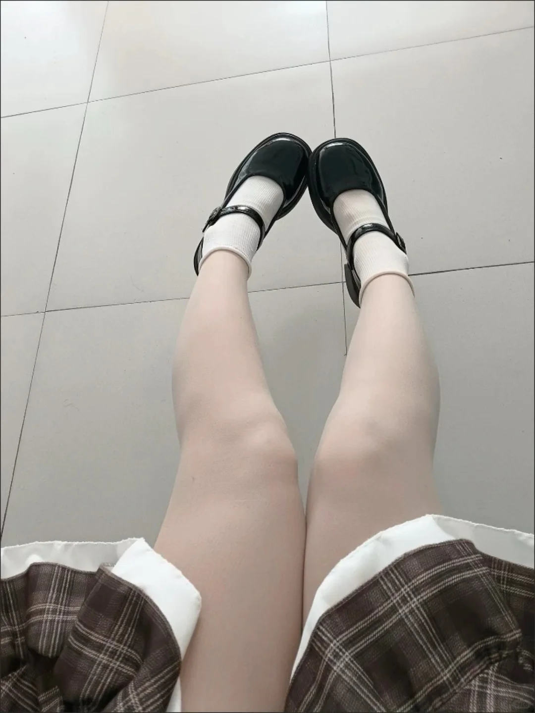 来看02女大学生丝袜上腿的真实效果～