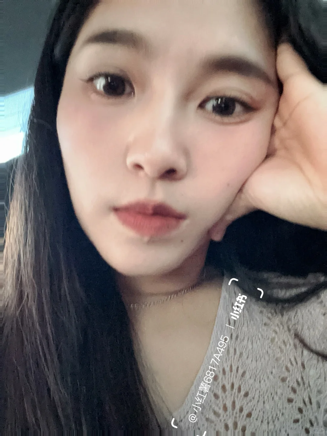 一个女的。