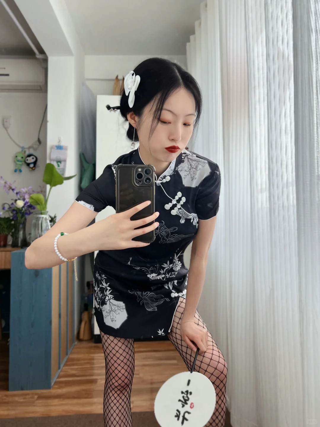 新中式旗袍配渔网袜 酷飒与优雅并存🖤🤍