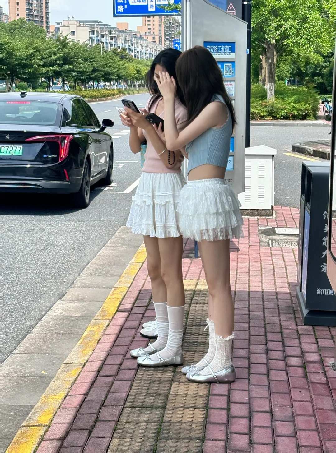 公交车站看见的！好明显的对比啊……