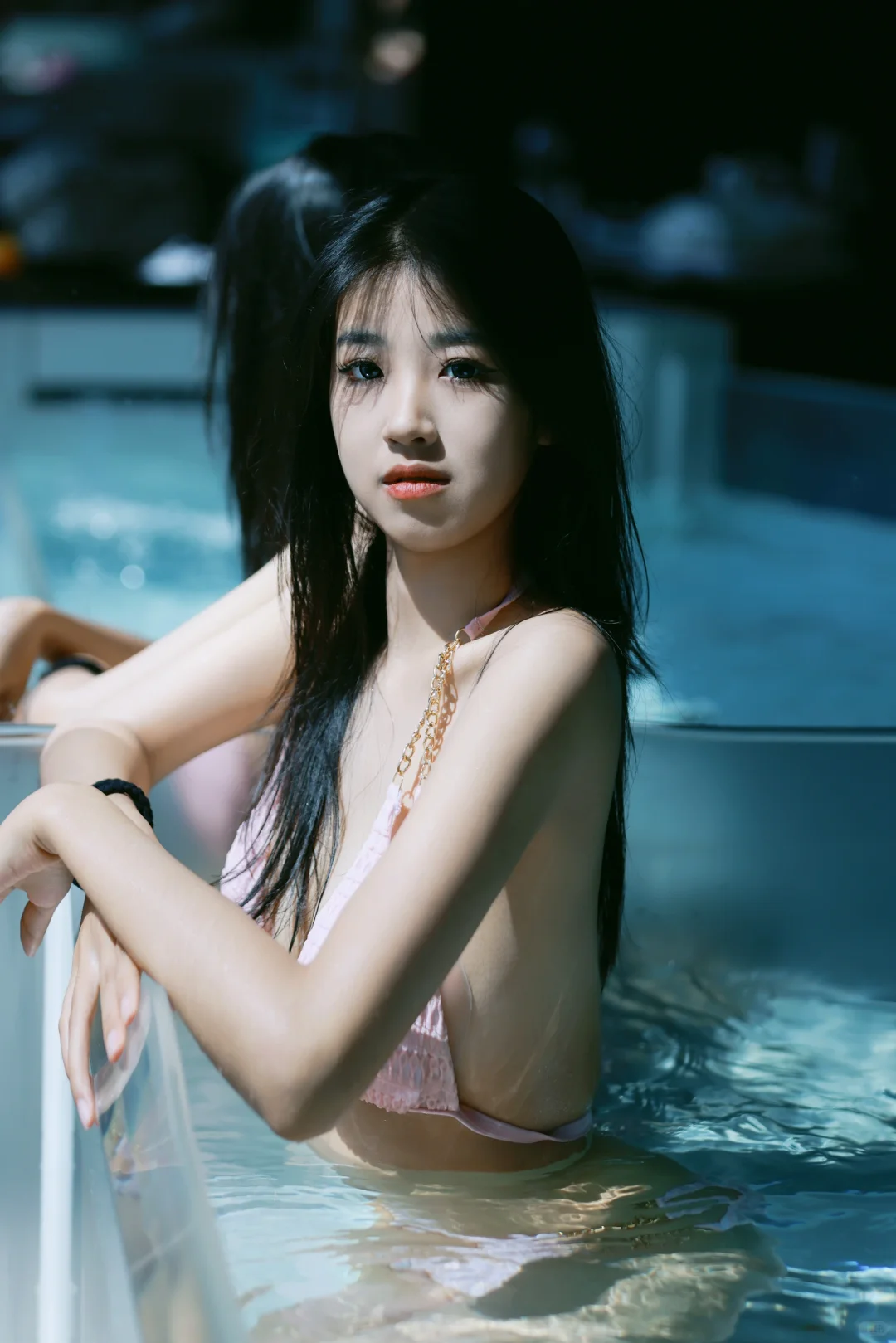游泳池里拍的写真女孩儿～