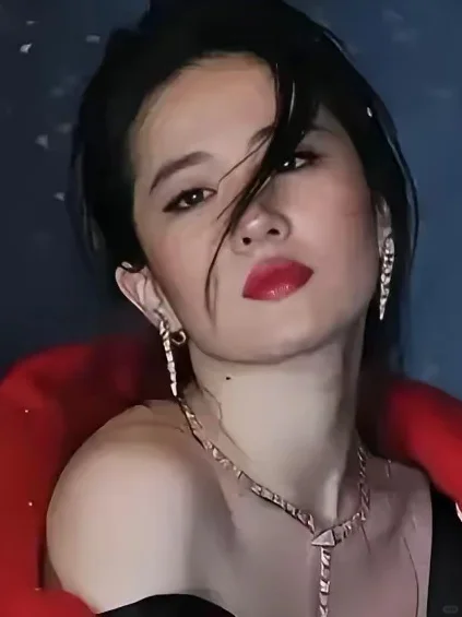 刘亦菲一袭红衣惊艳众人