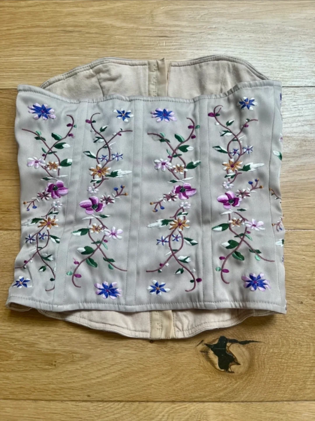 刺绣花朵鱼骨胸衣