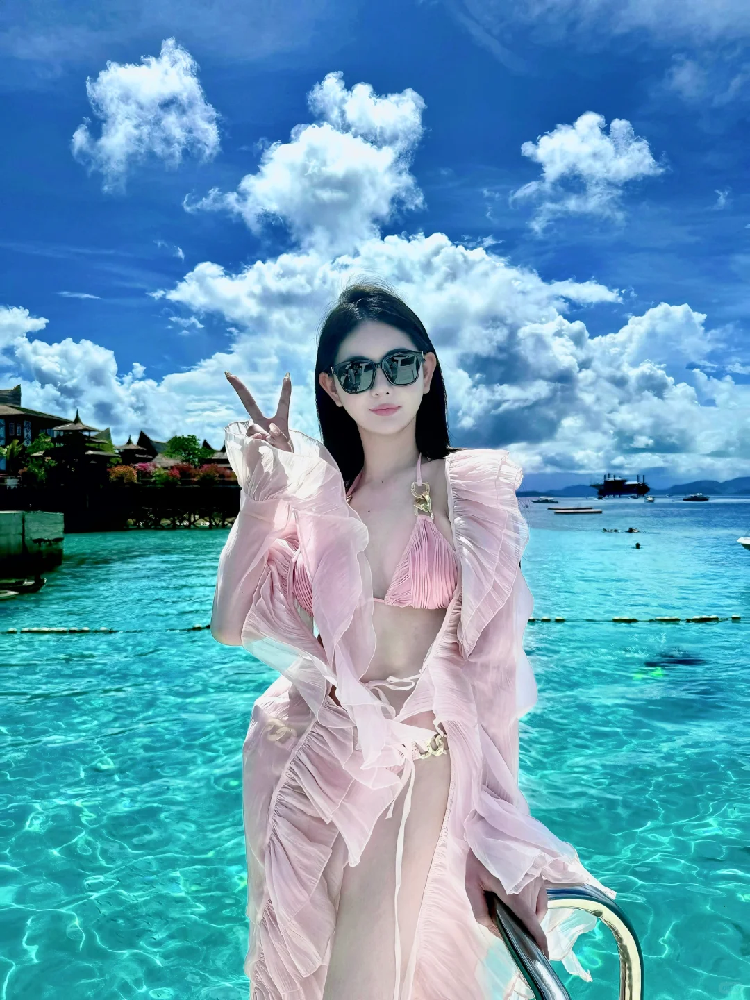 海边泳衣拍照，正常穿搭无不良引导