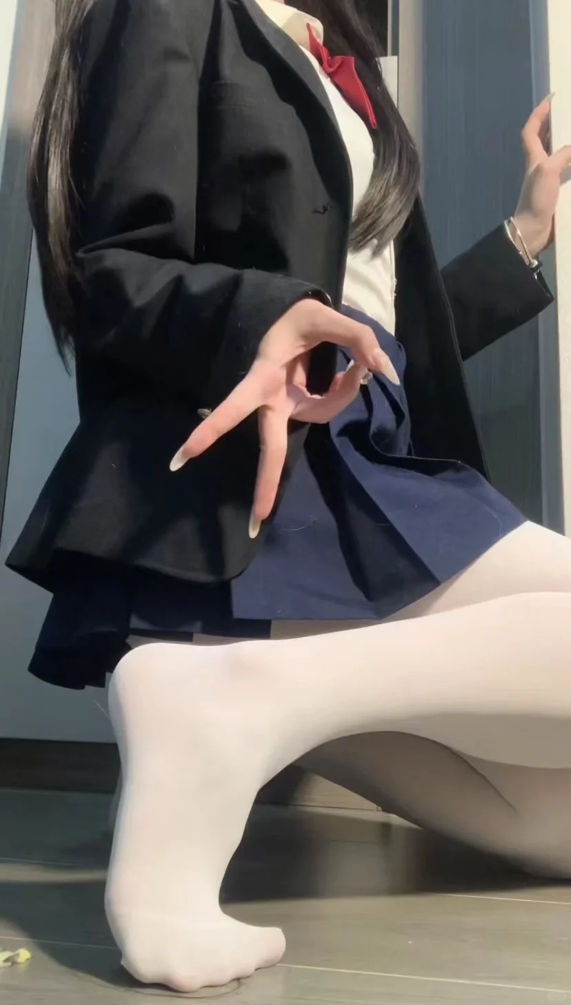 短裙和白丝更配哦