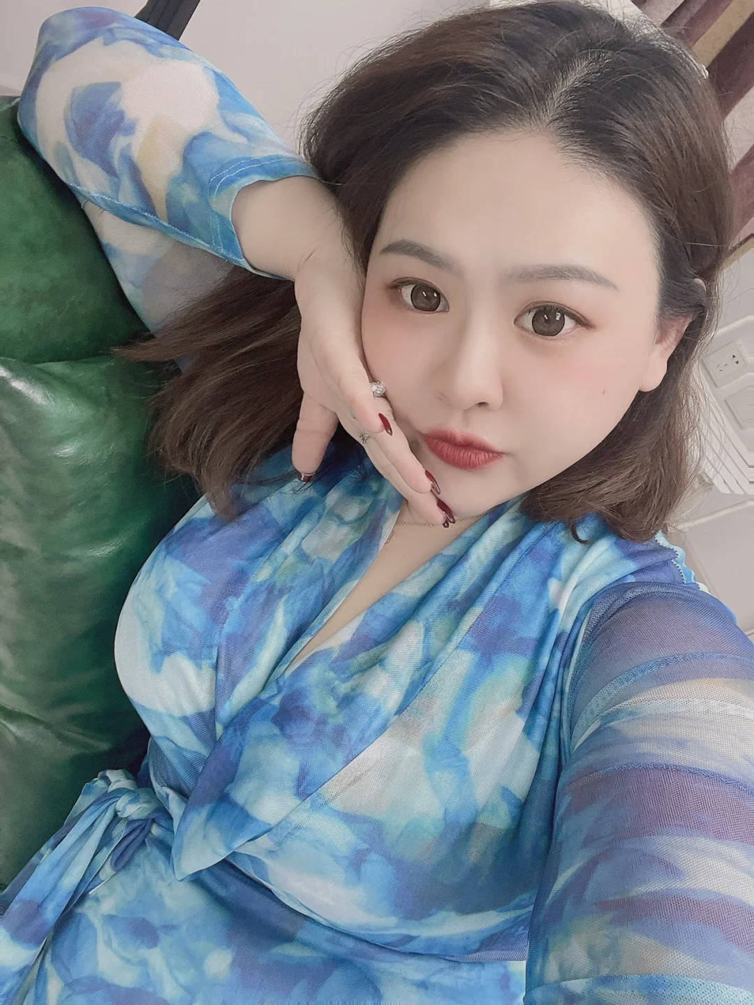 160斤性感熟女包身连衣裙线条太美了