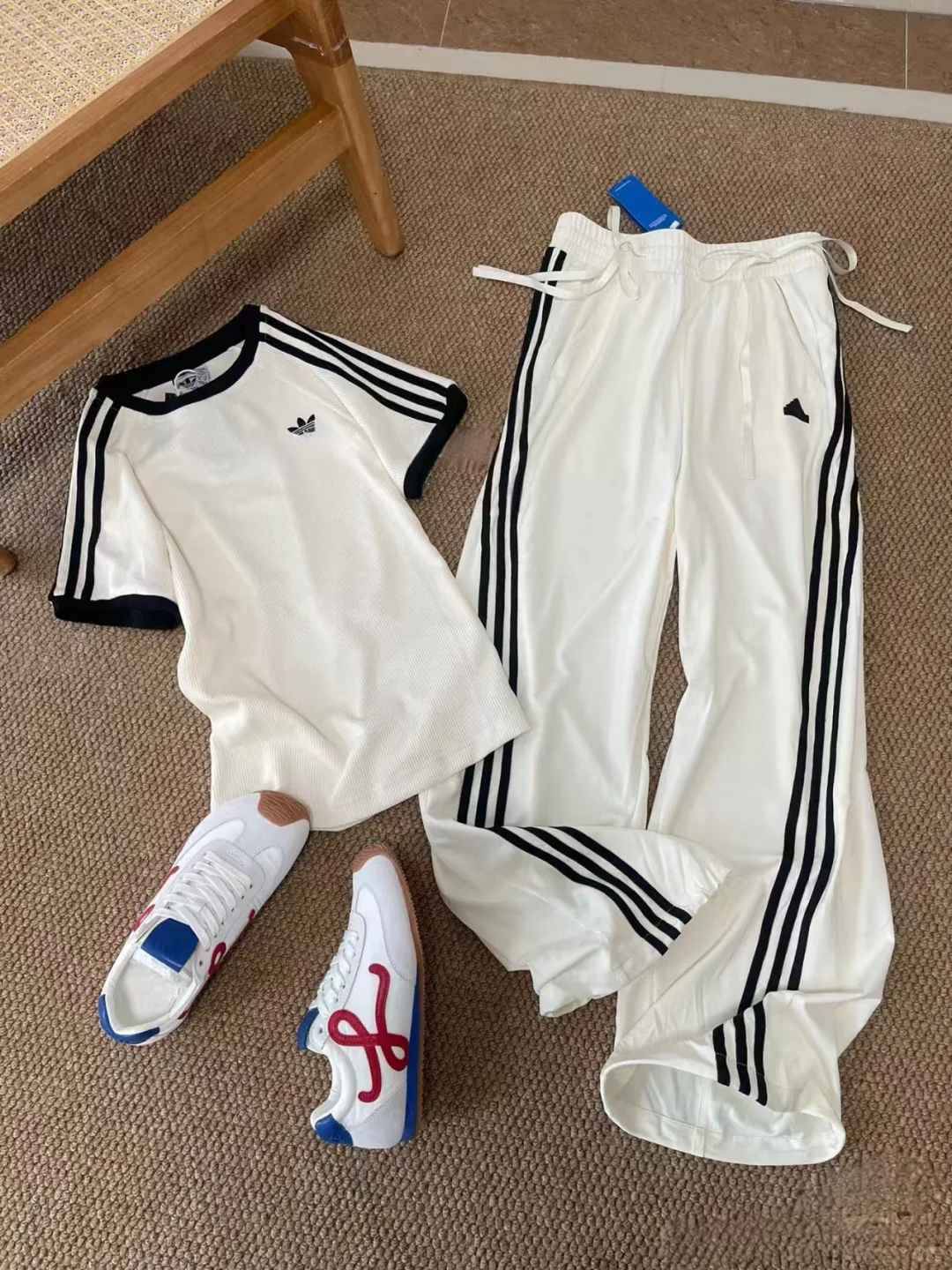Adidas穿出门被问了十条街的jennie同款穿搭