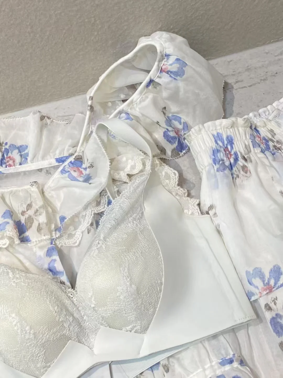 美到蕾丝的胸衣！