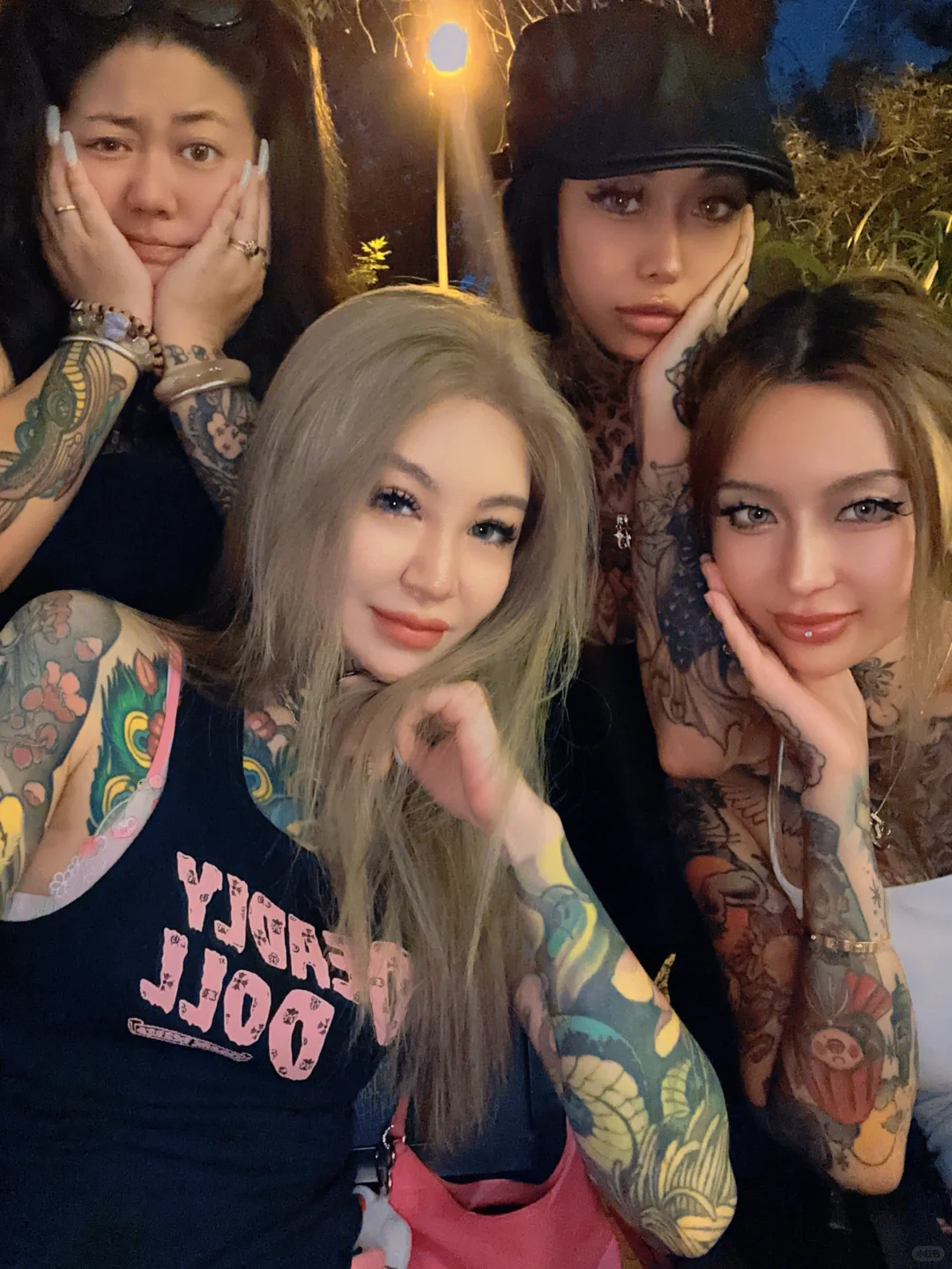 旁边桌的人说：这几个女的身上可太花了🫢