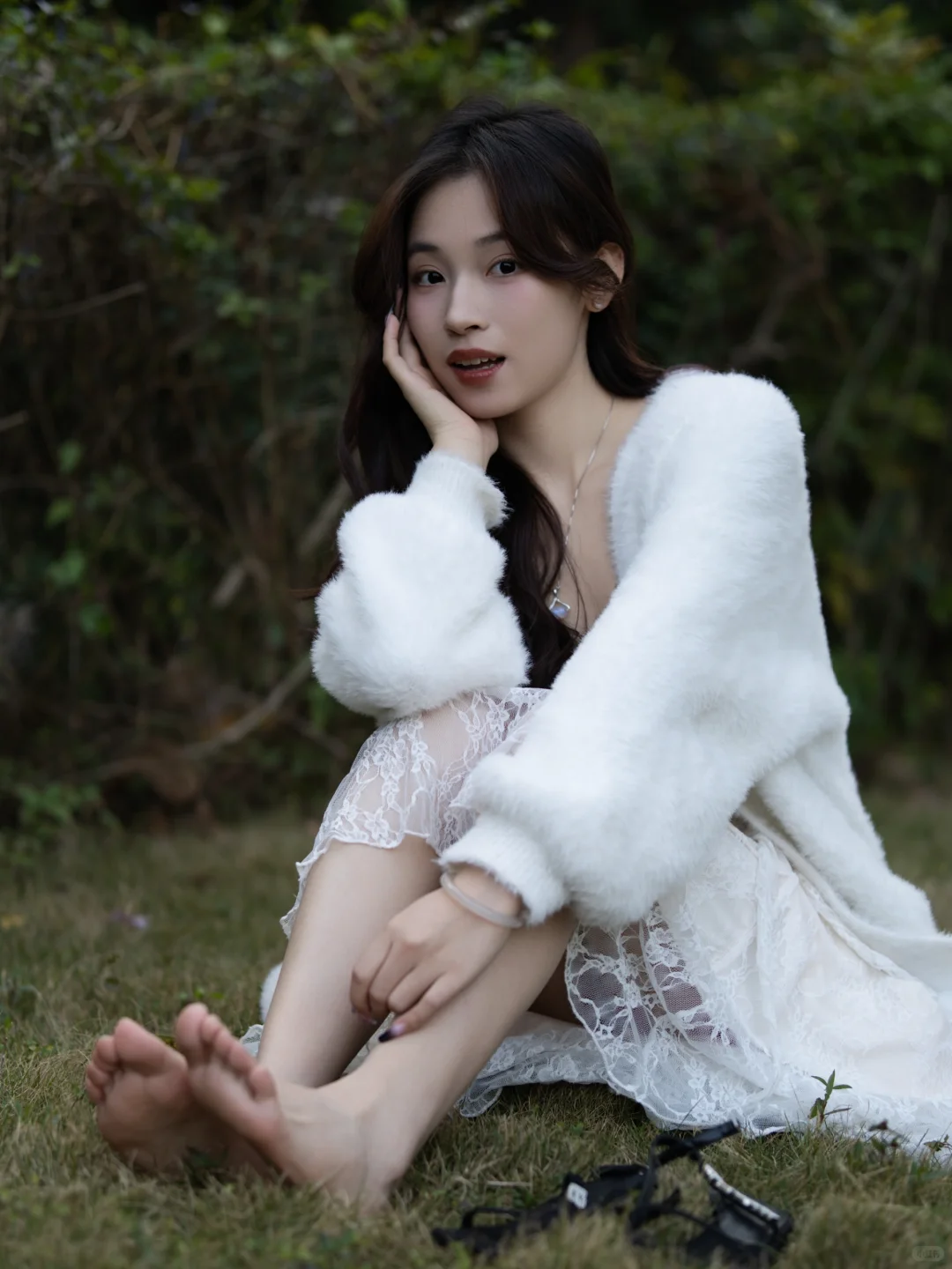 🌿草地上的精灵少女｜光着脚丫的近春写真