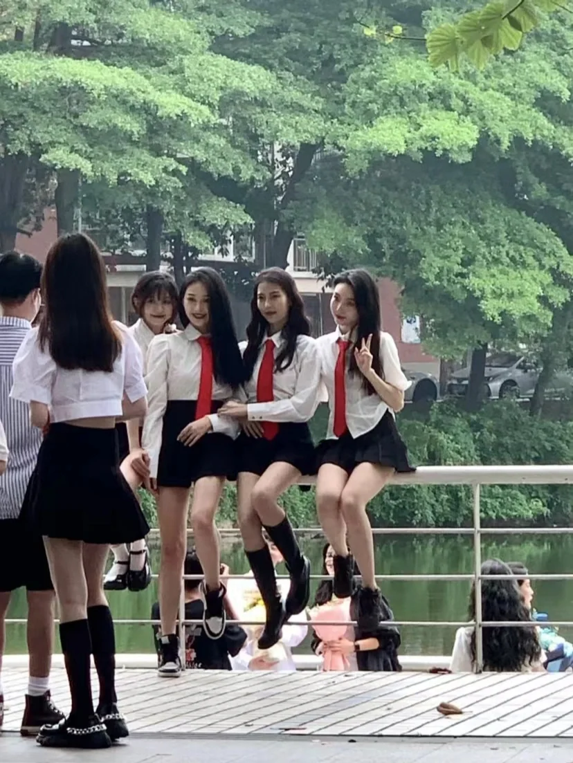 为什么学校里的女生都这么漂亮？？