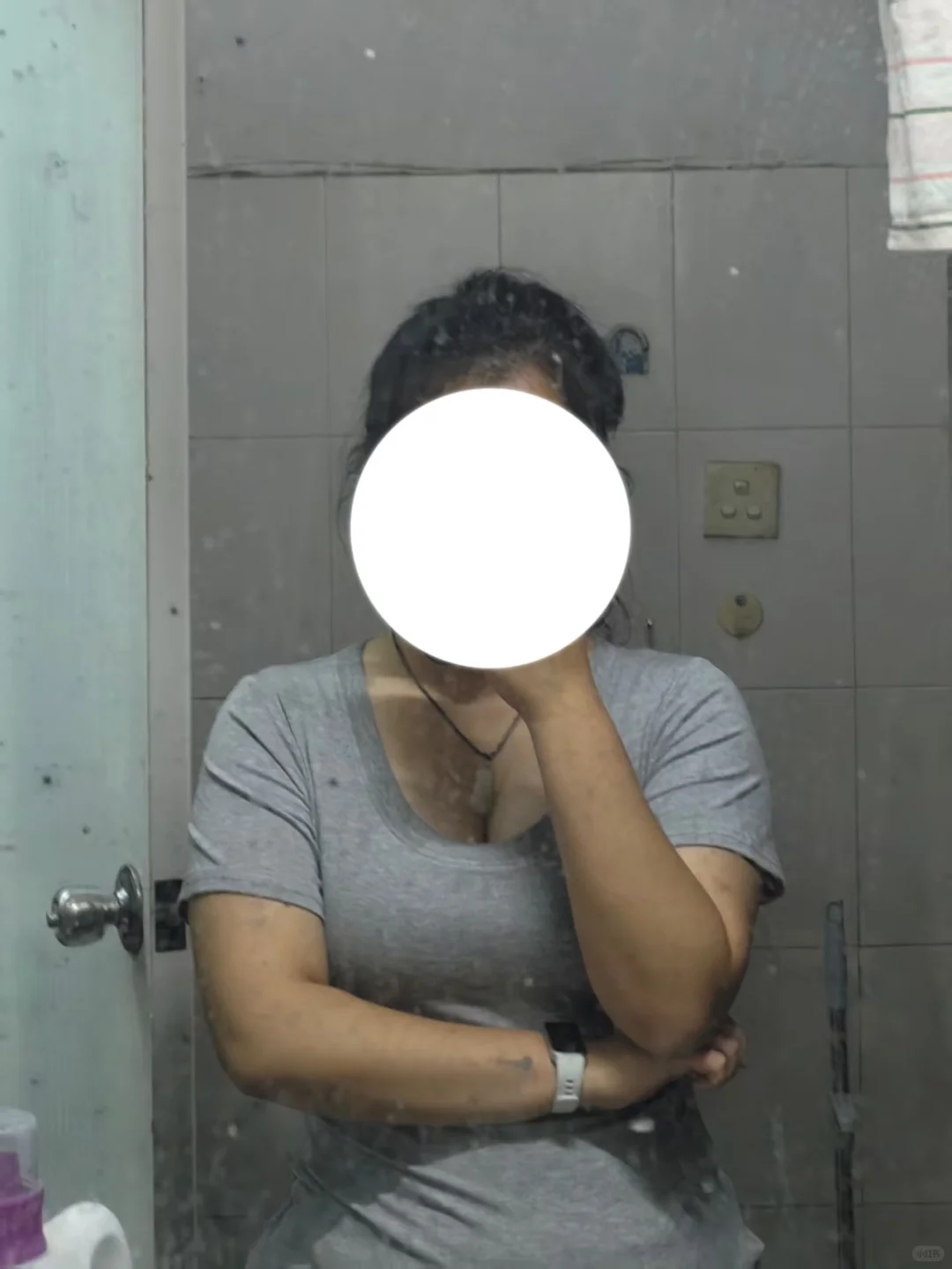 此女已完全沉迷手臂肌肉线条