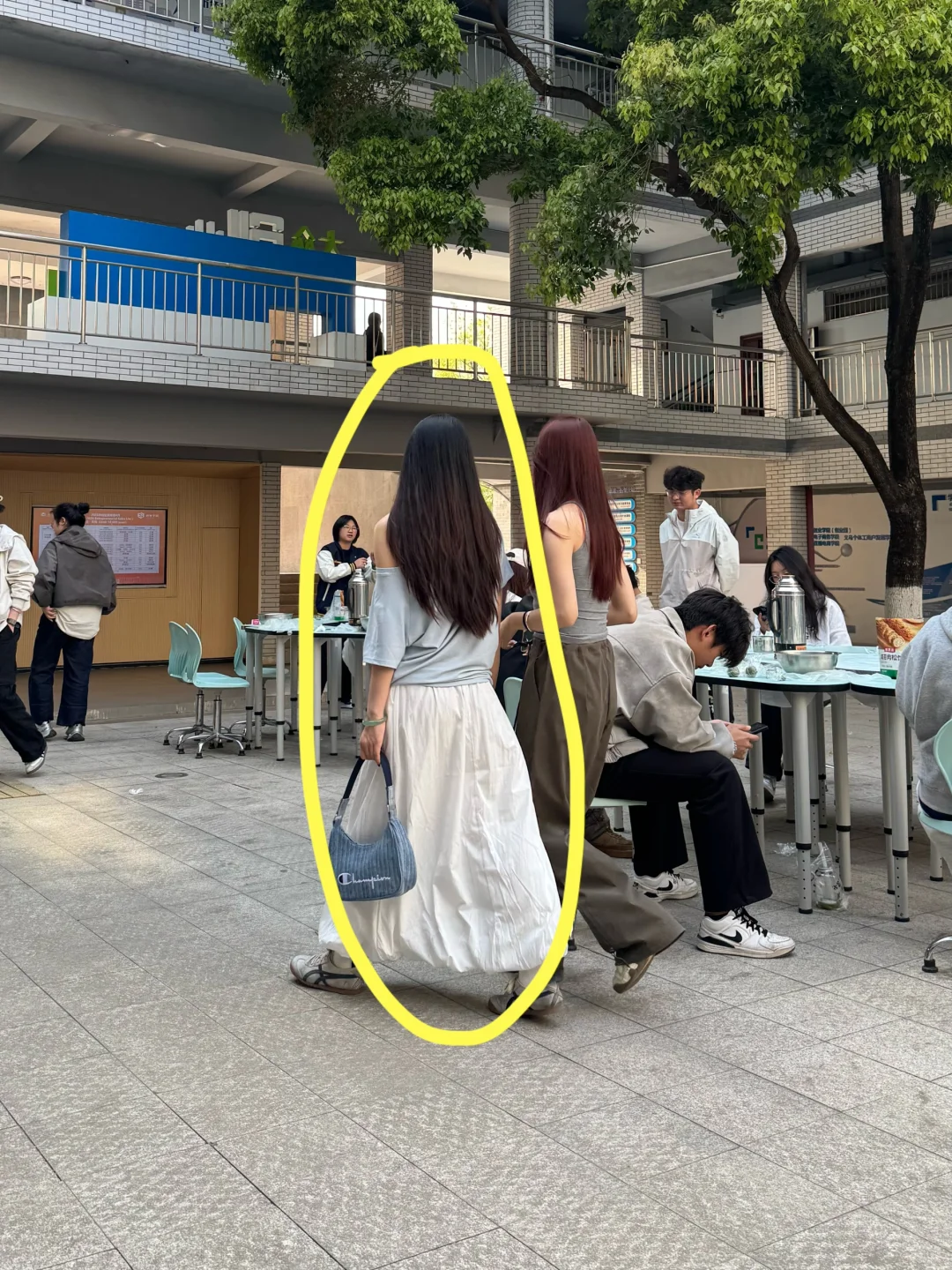 小个子还是少点明媚系穿搭吧。。。