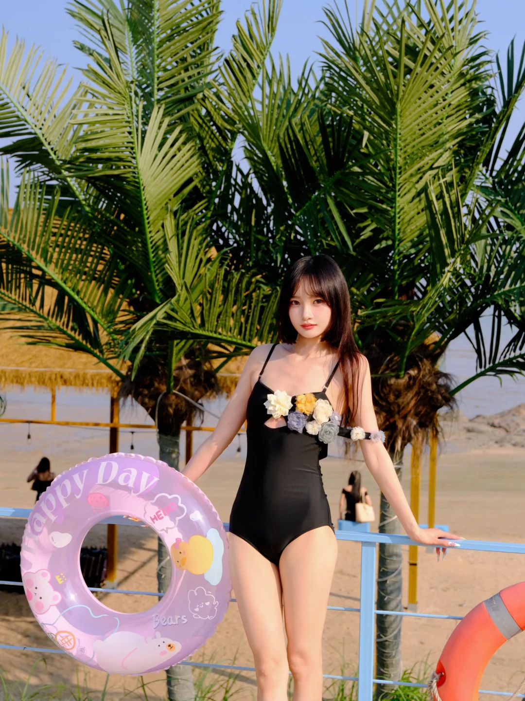 骄阳似火的夏日沙滩泳衣