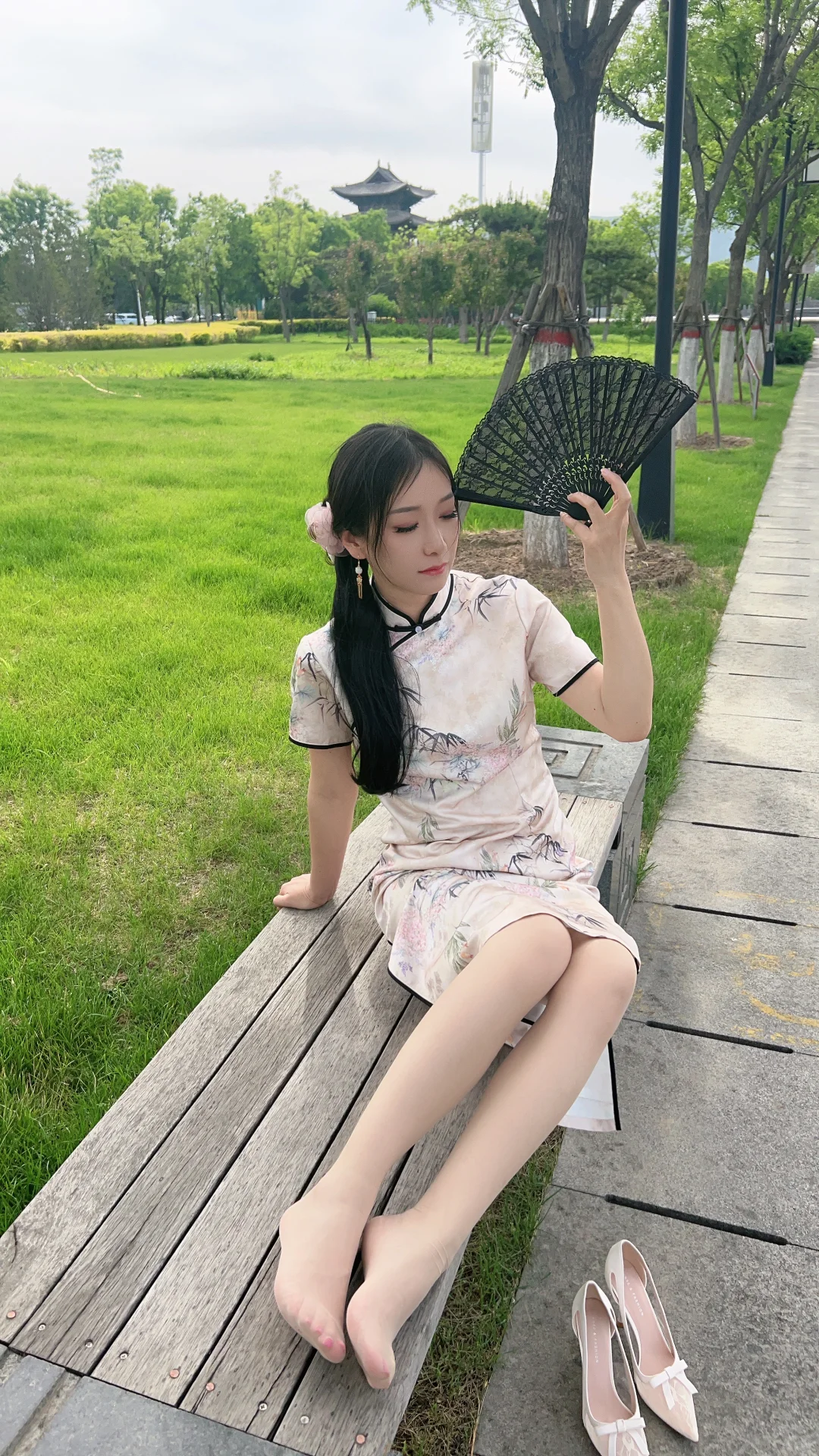 盘扣轻绾，衣袂藏韵，一颦一笑皆风情