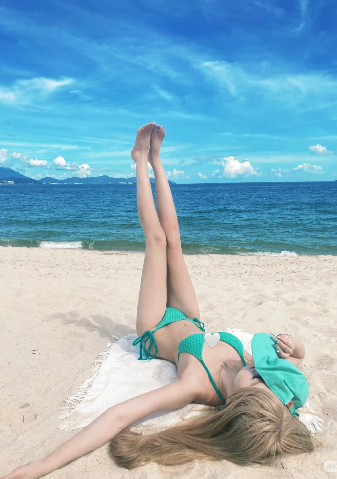 海边封神的纯欲绿泳衣🌿比基尼👙