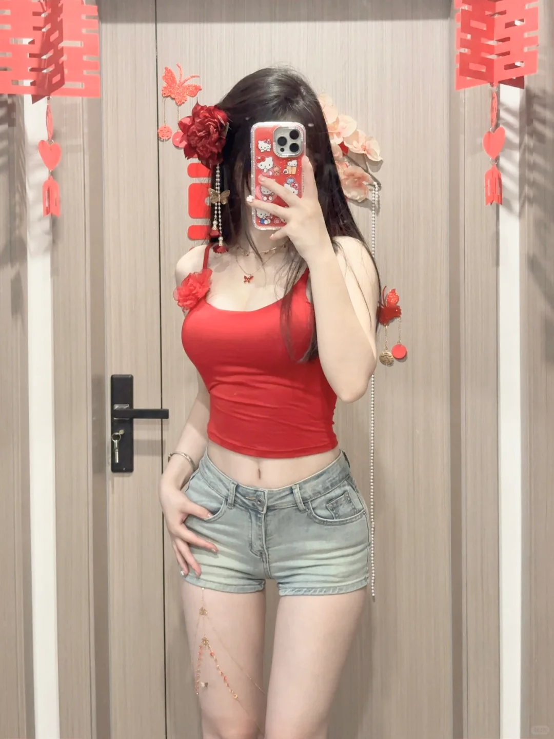 红色小吊带真的好显身材啊啊啊