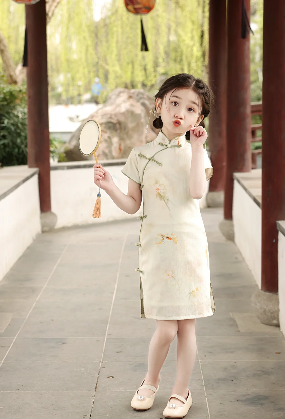 不愧是旗袍，女儿穿上好似温婉佳人～