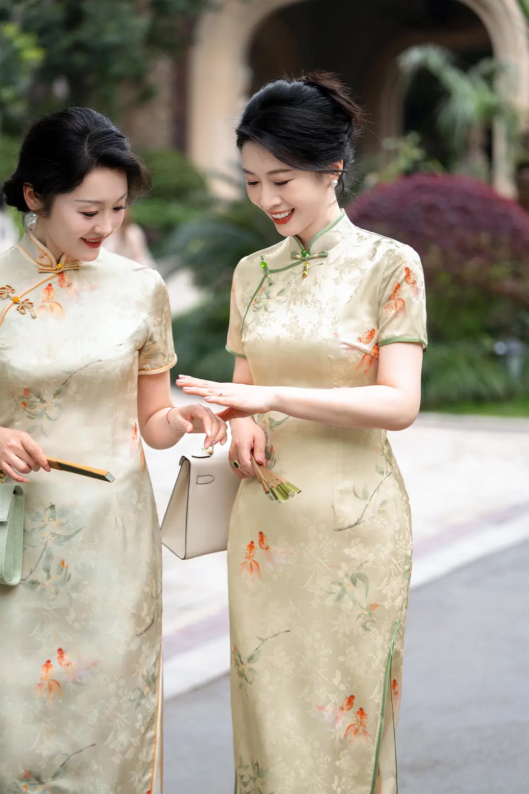 女儿高考，妈妈送考穿旗袍，