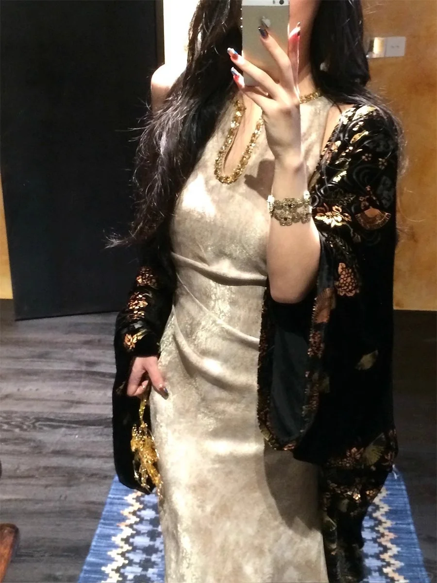 鎏金旗袍一穿，路人追问了十条街！💃