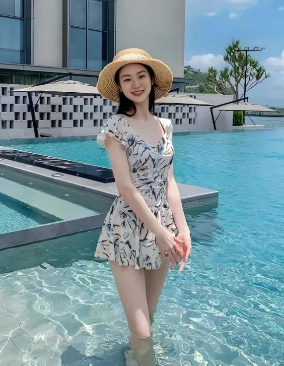 美女大学生海边自拍，经历高考后的惬意生活