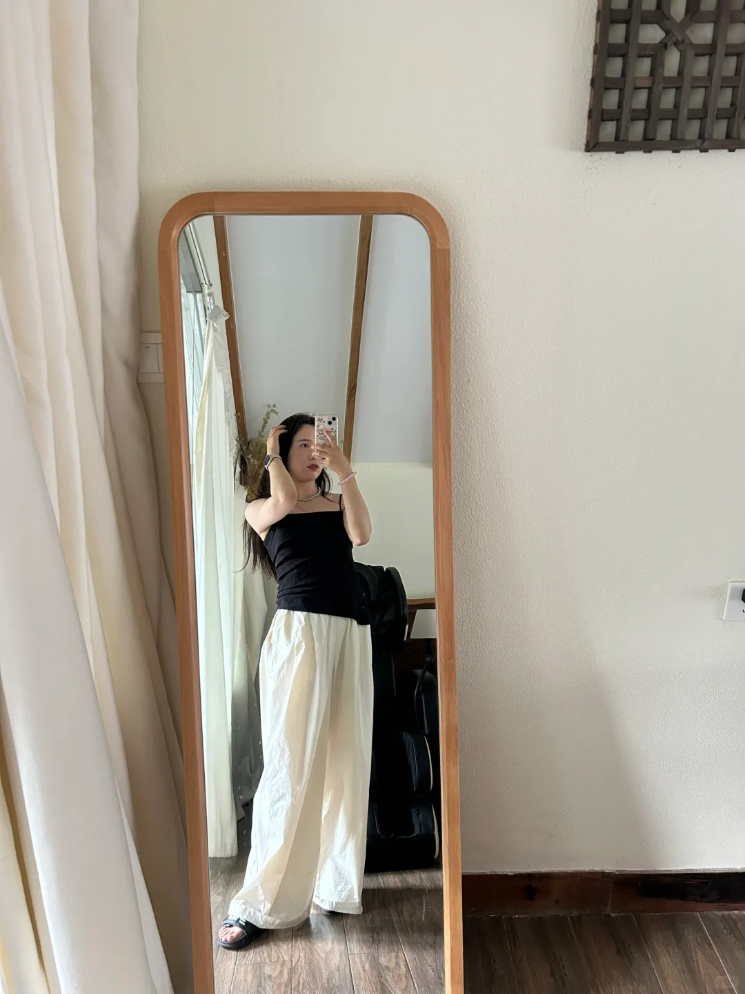 女体育老师上班包成球，下班小吊带。