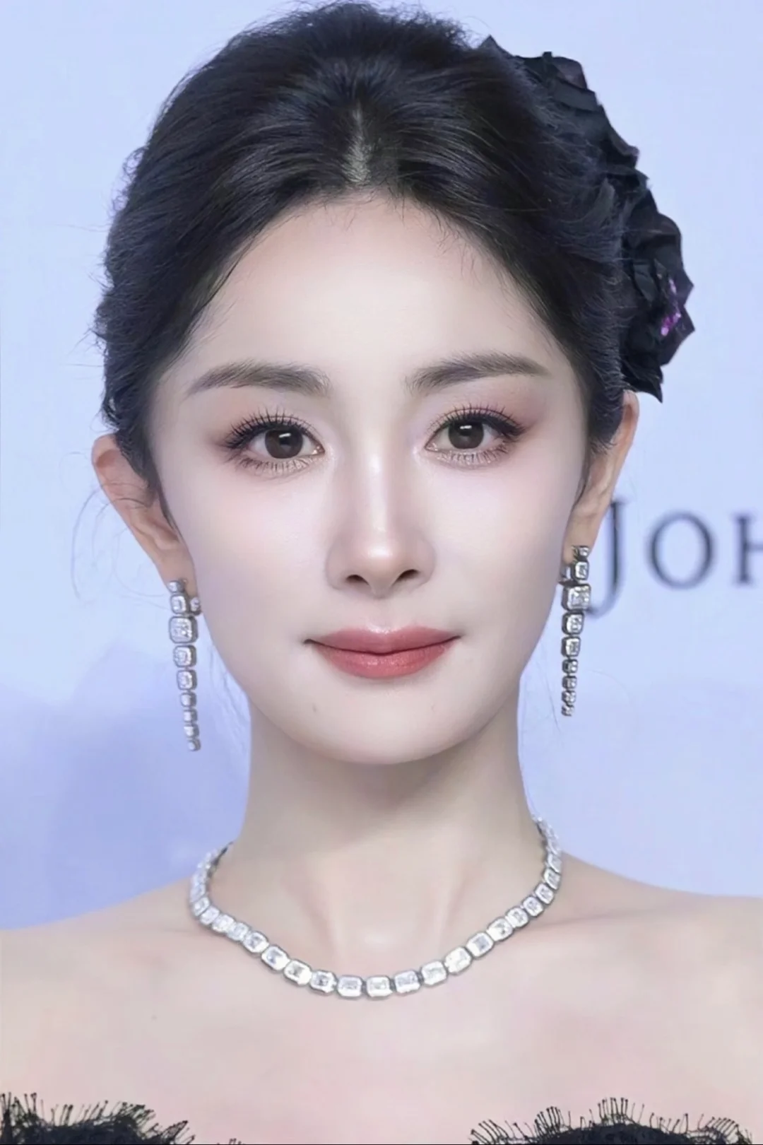 眼里有光，笑起来很温婉～