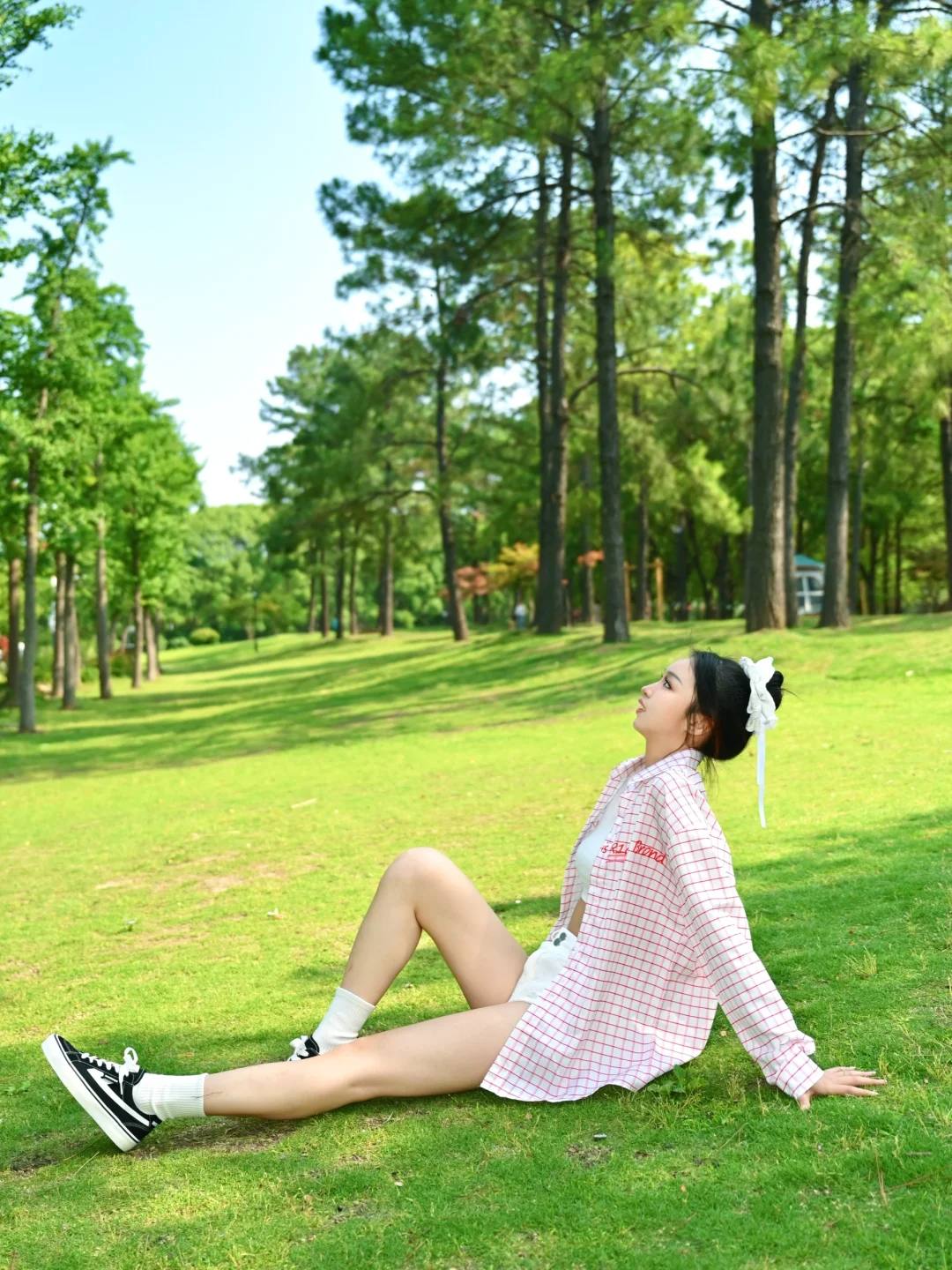 草地拍照姿势 | 夏日穿彩色让快乐加倍🥳